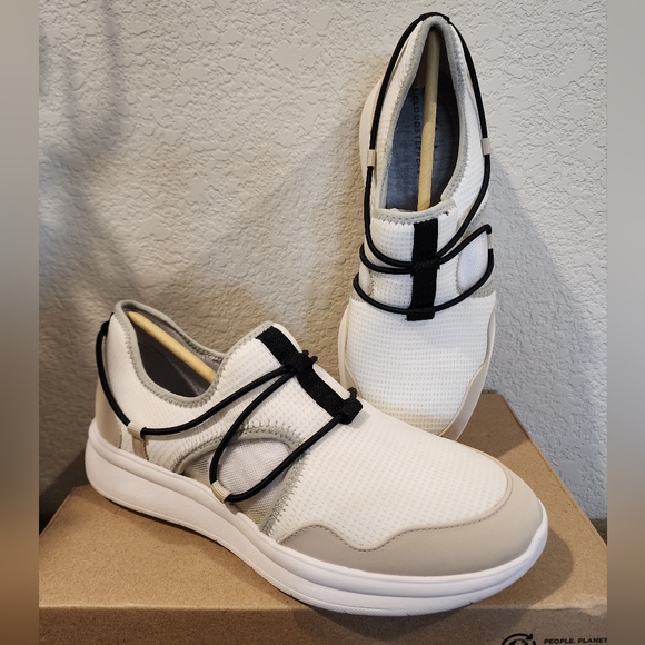 Clarks Cloudsteppers Ezera Skip Slip-On Sneaker - Women's 8.5 - Picture 2 of 11